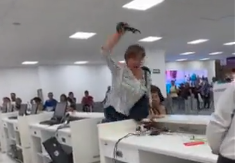 VIDEO: O femeie și-a pierdut complet controlul când a aflat de la angajatul unei companii aeriene că este o problemă cu zborul ei