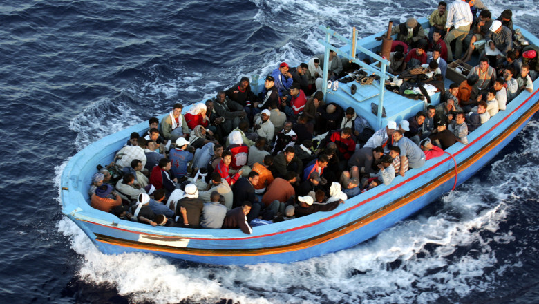 barca plina cu migranti