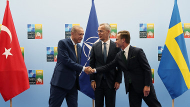 Președintele turc Recep Tayyip Erdogan (foto stânga), cu secretarul general al NATO Jens Stoltenberg (foto centru) și premierul suedez Ulf Kristersson (foto dreapta).