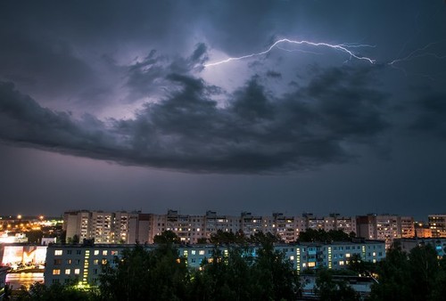 Pericolul la care te expui dacă faci duș în timpul unei furtuni. Recomandările specialiștilor