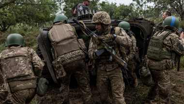 militari ucraineni pe front