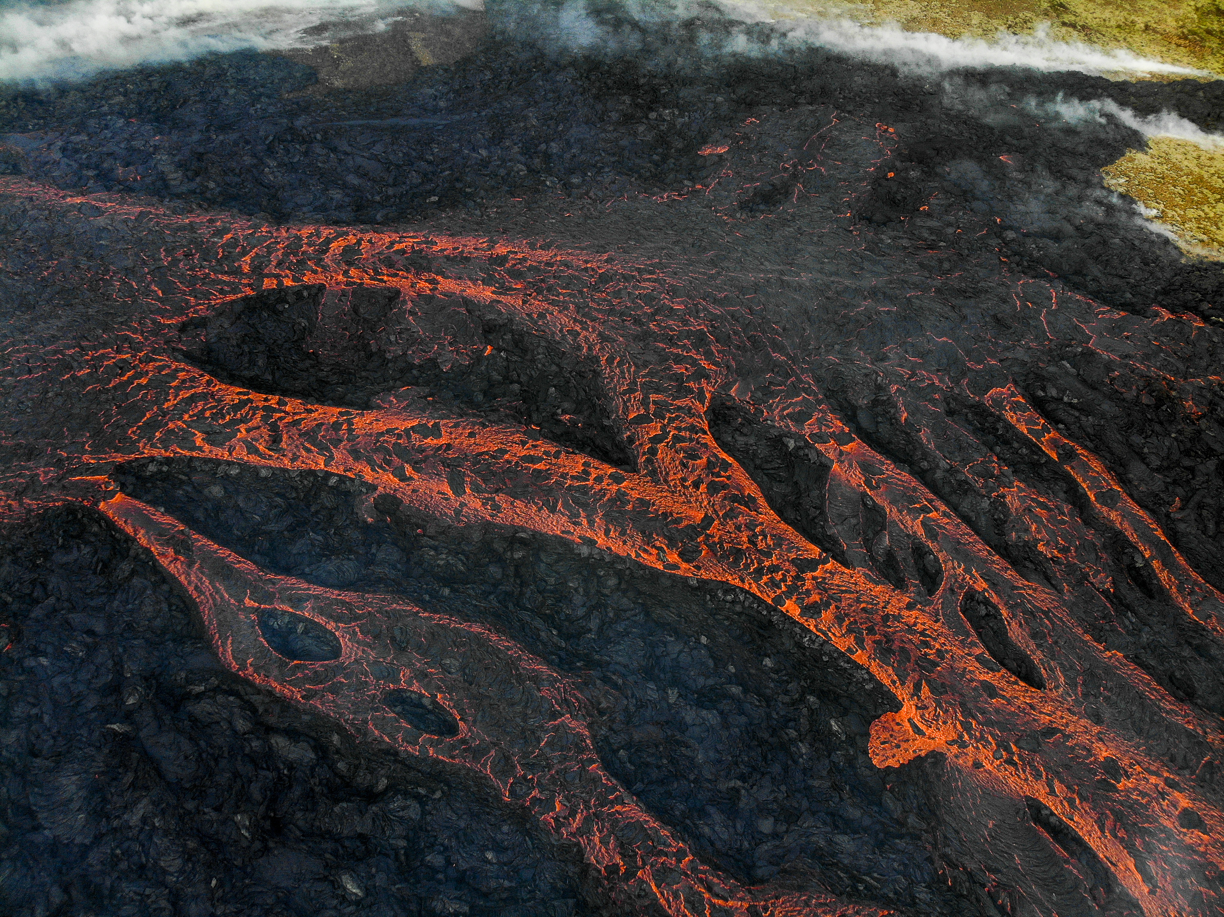 Un vulcan a erupt lângă capitala Islandei. Zona e acoperită de râuri de lavă și de fum gros