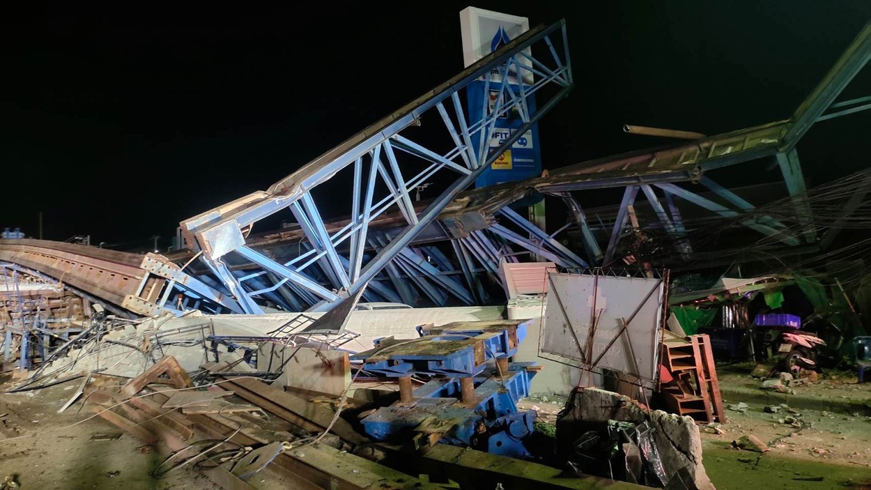 Momentul în care o autostradă suspendată s-a prăbușit în Bangkok. Un om a murit, opt au fost răniți