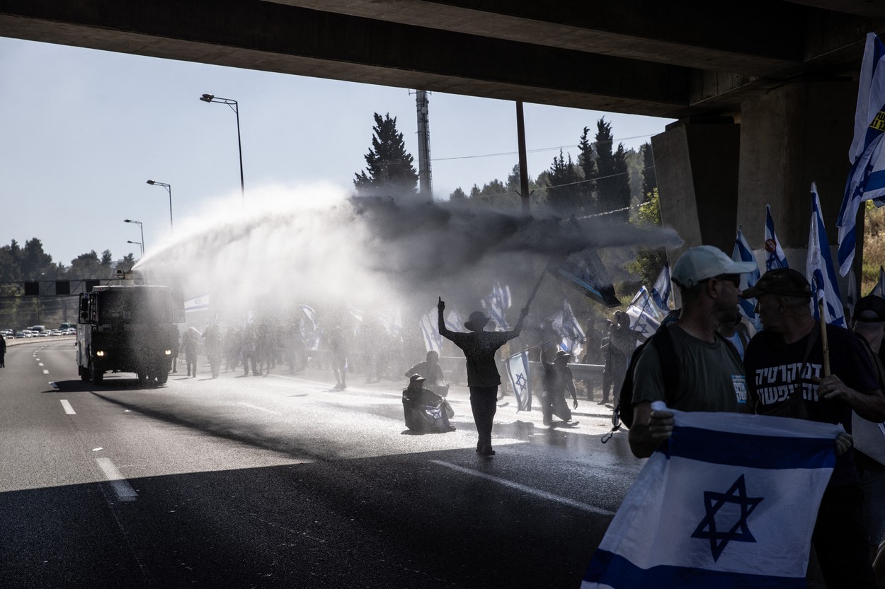 Israelienii au blocat drumuri și autostrăzi din cauza reformelor lui Netanyahu. Forțele de ordine încearcă să-i alunge cu tunuri de apă