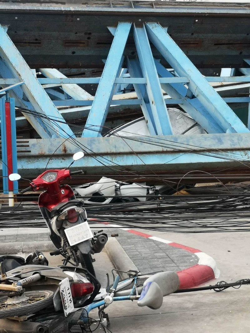 Driver and passenger crushed to death when bridge collapses on their car in Thailand