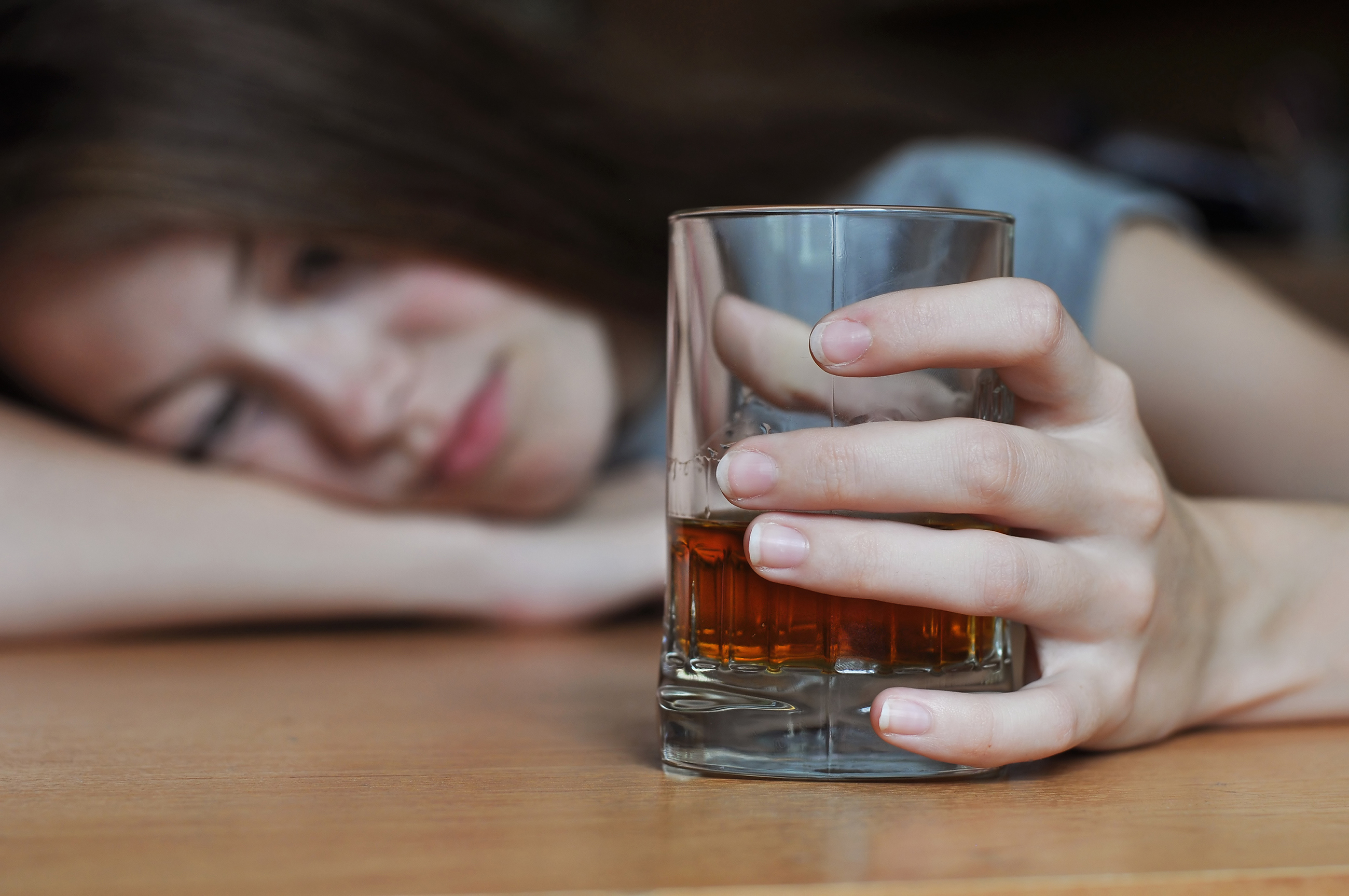 Doi ani și 4 luni de închisoare pentru o mamă din Botoșani, care s-a răzbunat pe mai mulți tineri pentru că i-ar fi îmbătat fiica