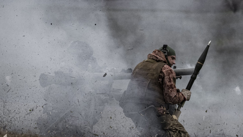 Soldați ucraineni participă la antrenamente în apropiere de linia frontului
