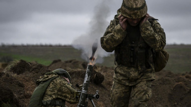 Soldați ucraineni participă la antrenamente în apropiere de linia frontului