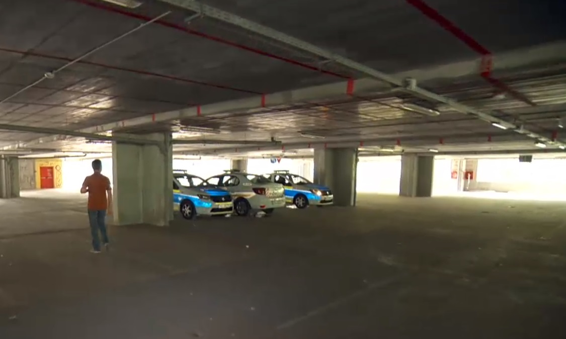 VIDEO „Trezește-l, mă!” Reacția unor polițiști care dormeau în parcarea Arenei Naționale la vederea echipei Digi24