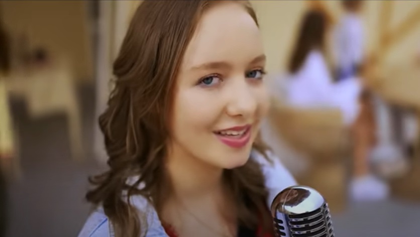 Alexia, adolescenta căreia medicii i-au reatașat brațele, a lansat primul videoclip. "Gândul", peste 20.000 de vizualizări în 4 zile