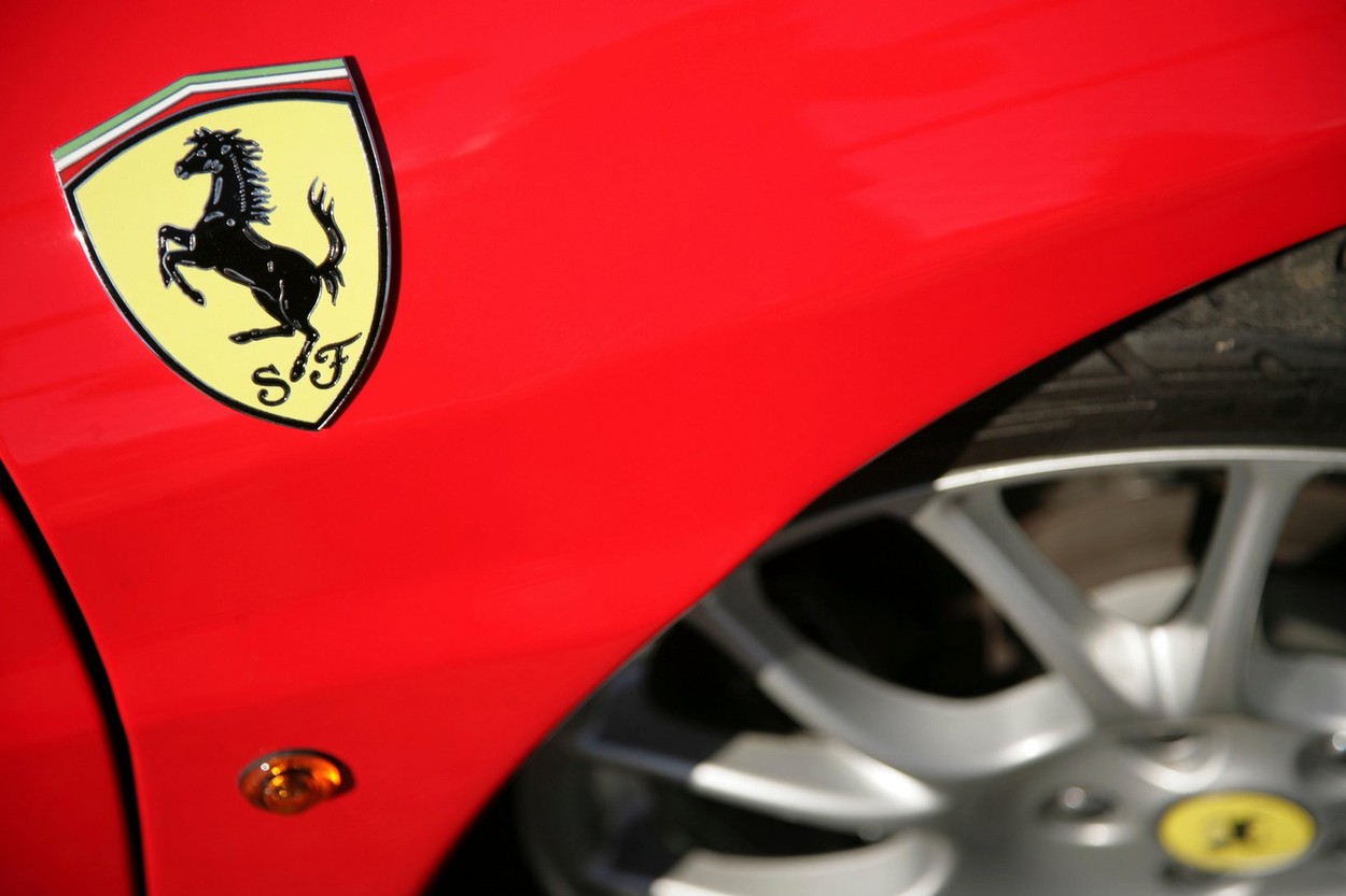 Românii au cumpărat luna trecută zeci de Ferrari, Bentley, Aston Martin, Lamborghini și Porsche