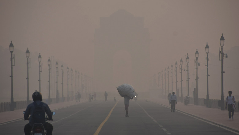 smog, oameni pe un drum, poluare india