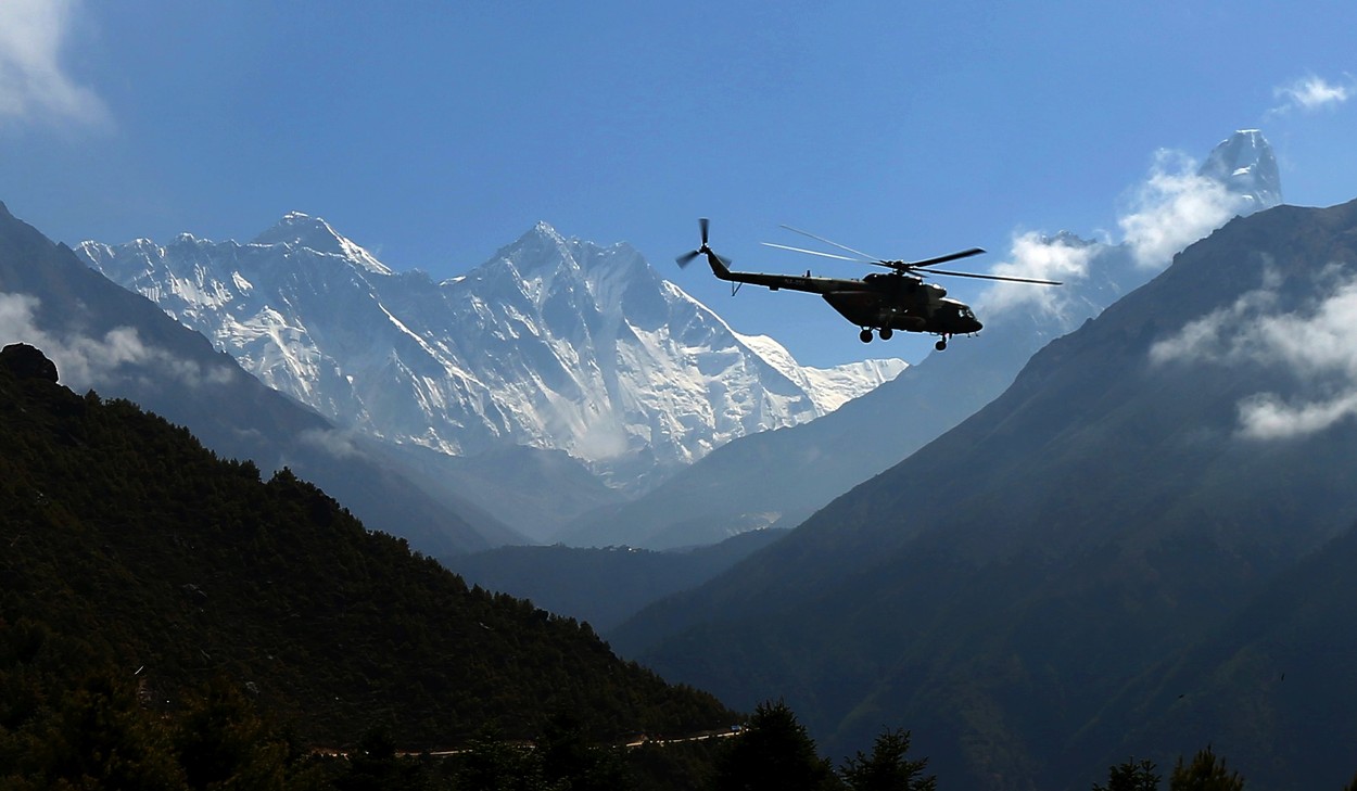 Un elicopter cu turiști s-a prăbușit în apropiere de Muntele Everest. Șase persoane au murit