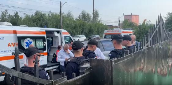 Scandal la un cămin din Vâlcea. Proprietarii azilului nu vor să deschidă porțile pentru ca autoritățile să-i preia pe bătrâni
