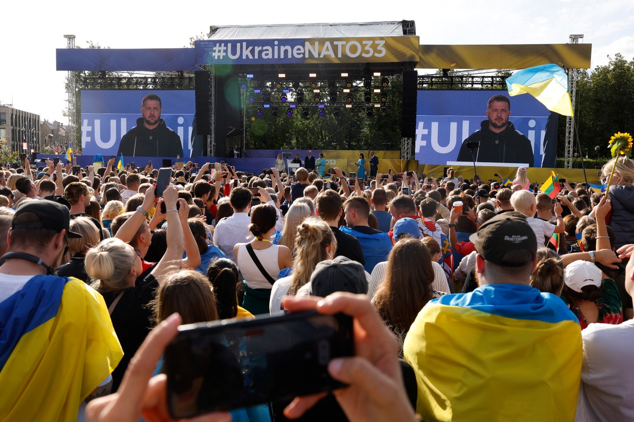 Zelenski a urcat pe scenă, în fața a mii de oameni, la summitul de la Vilnius: „NATO va oferi Ucrainei securitate”