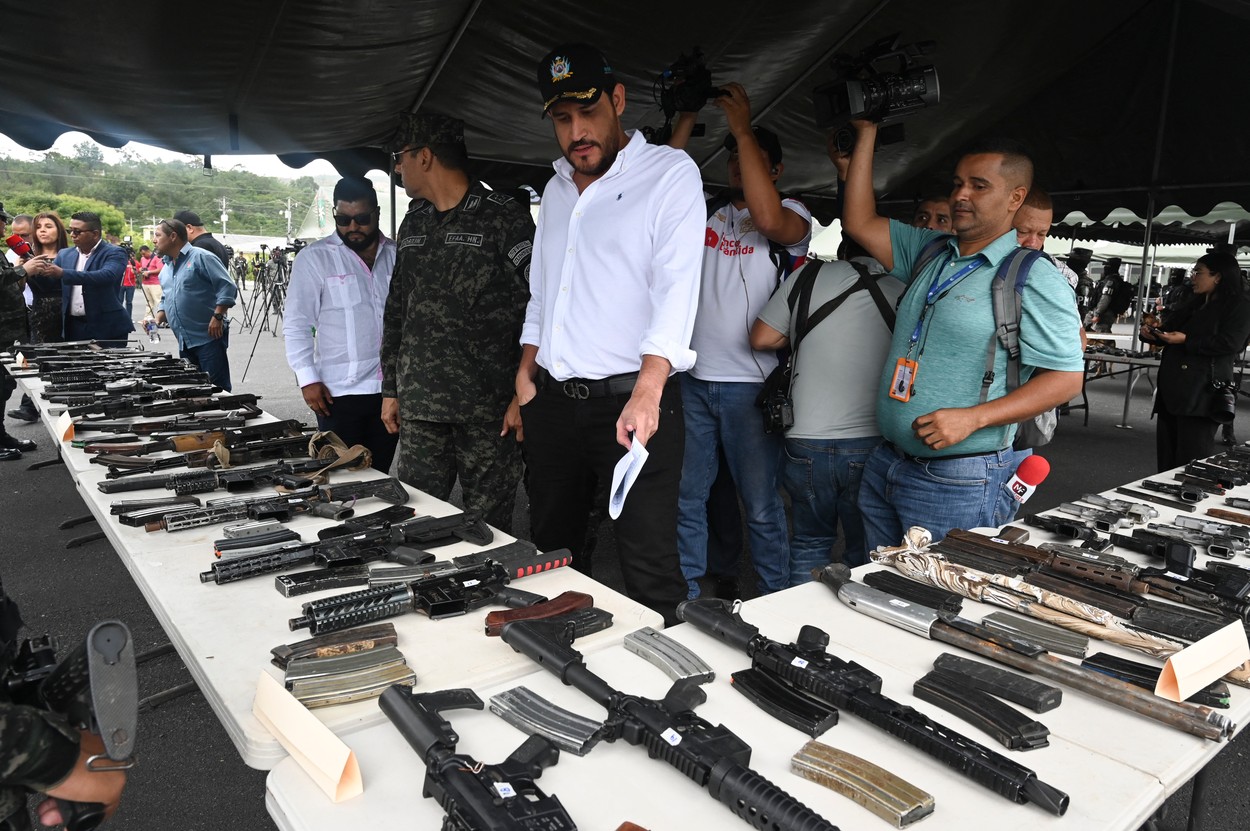 Autorităţile din Honduras au distrus un adevărat arsenal confiscat în închisorile din țară: Sute de mitraliere, pistoale și grenade
