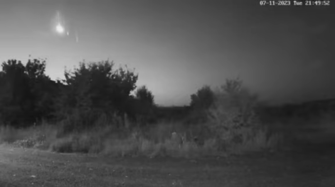 "O lumină strălucitoare cât o minge de fotbal". Bulgarii s-au speriat de meteorit, autoritățile i-au liniștit cu informații din România