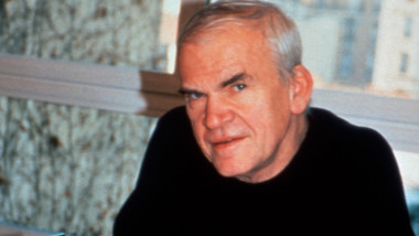 Milan Kundera şi-a părăsit ţara de origine, Cehia, şi s-a stabilit în Franţa în 1975.