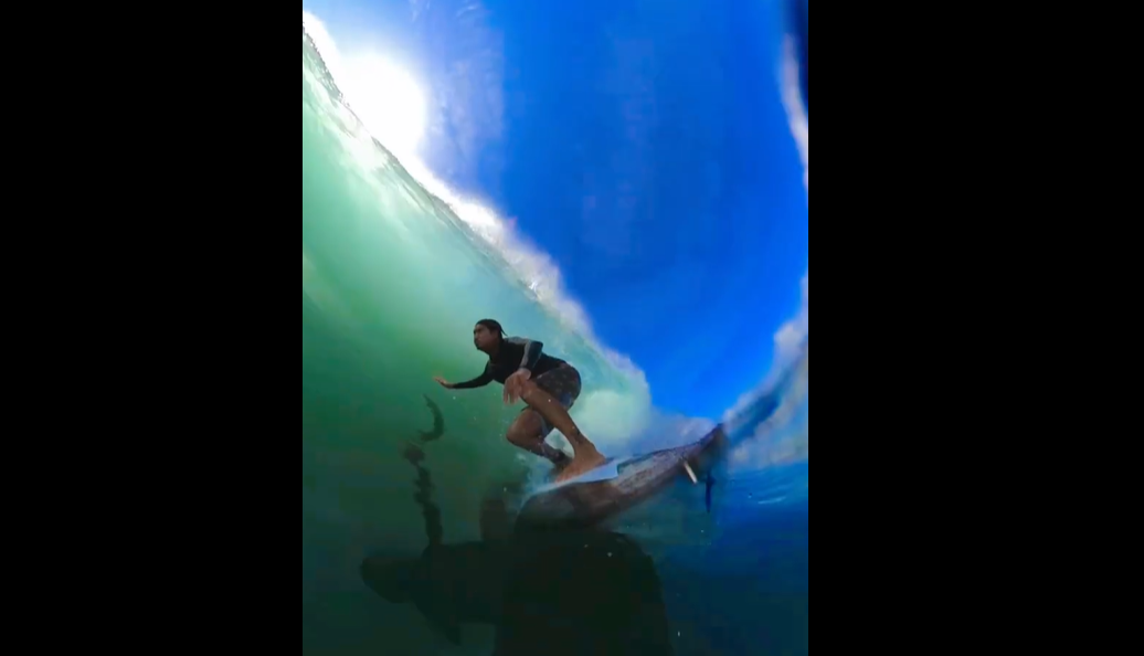 Surferul-vedetă Mikala Jones a murit la 44 de ani după un accident neobișnuit în apele indoneziene