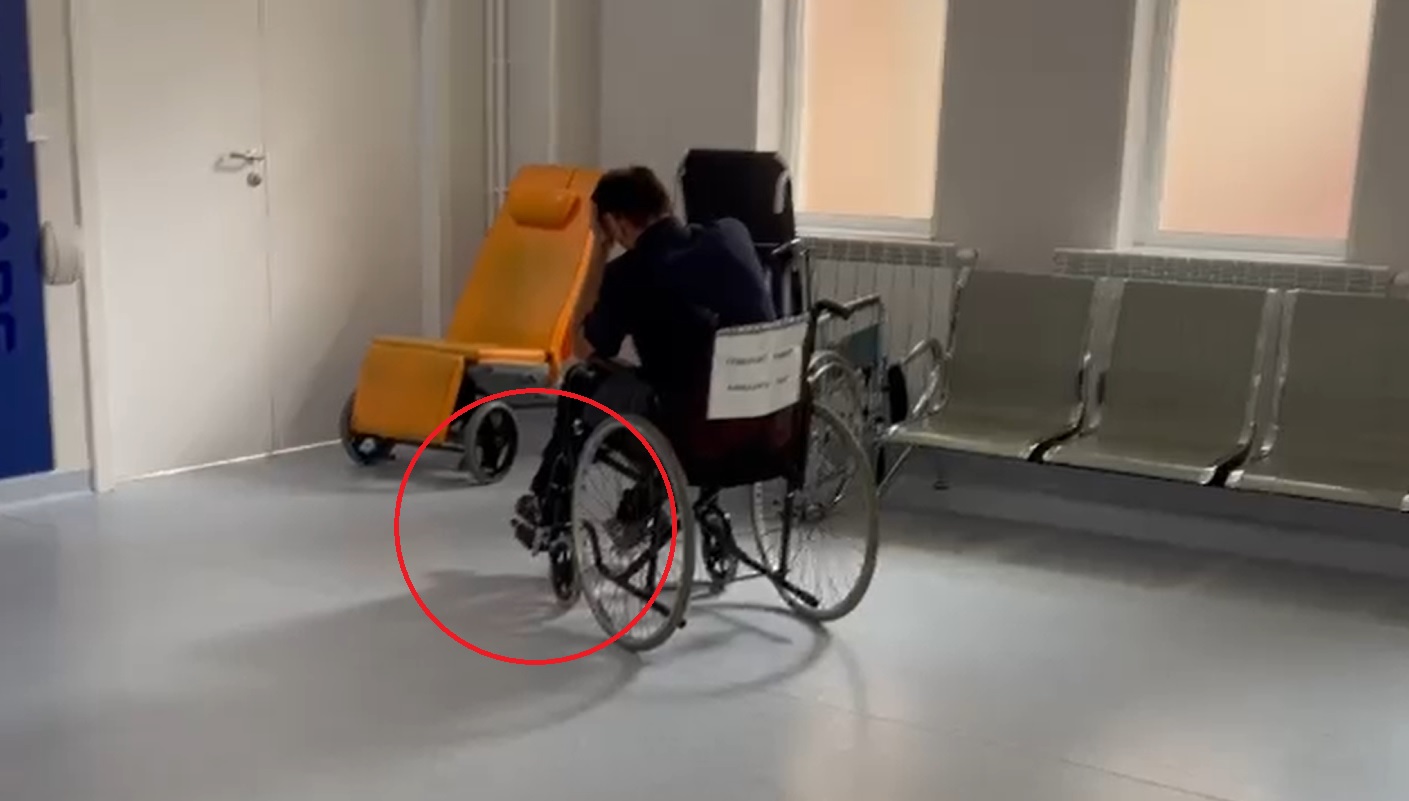 Un bărbat era să rămână fără un picior, după o glumă proastă făcută de un amic. A fost legat de gleznă cu o pereche de cătușe găsite