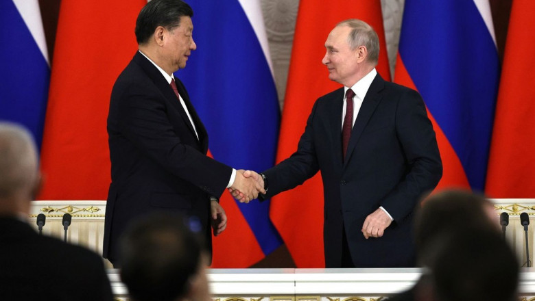 Xi Jinping dă mâna cu Vladimir Putin