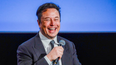 Elon Musk râde