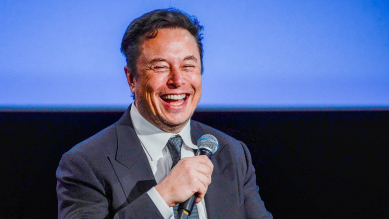 Elon Musk râde