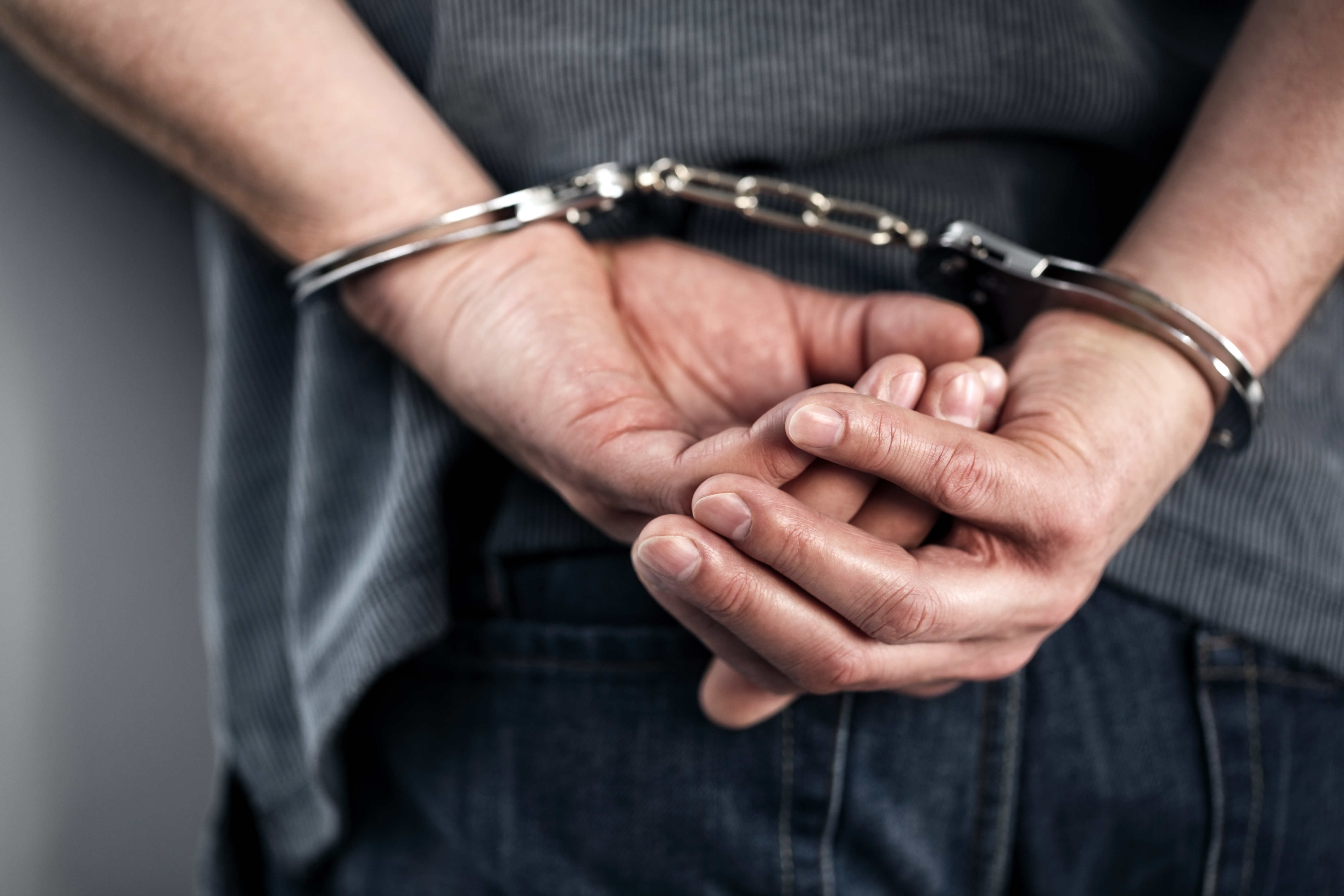 Poliţia anunţă destructurarea celei mai mari reţele de distribuţie de canabis din zona Moldovei. Liderii grupării, arestaţi preventiv