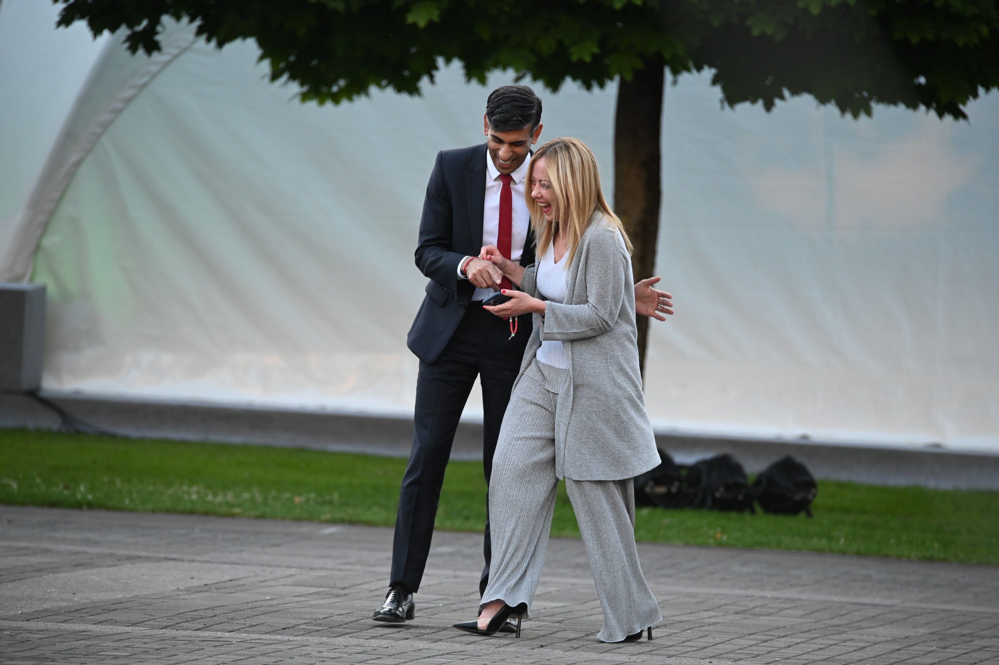 La vita e bella: De ce Rishi Sunak și Giorgia Meloni se simt atât de bine împreună? Imaginile virale de la summitul NATO