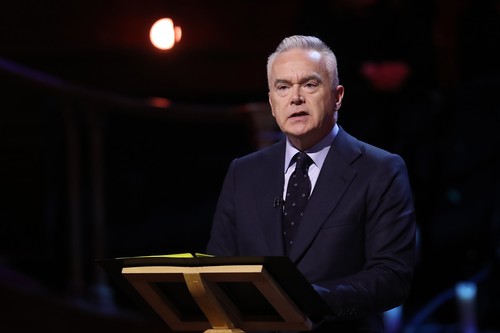 Numele prezentatorului BBC acuzat că a plătit un adolescent pentru fotografii sexuale, dezvăluit de soţia lui. Cine este Huw Edwards