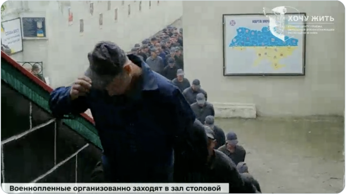 Cum arată viața prizonierilor de război ruși în Ucraina. Imagini dintr-o tabără în care sunt ținuți rușii capturați pe front
