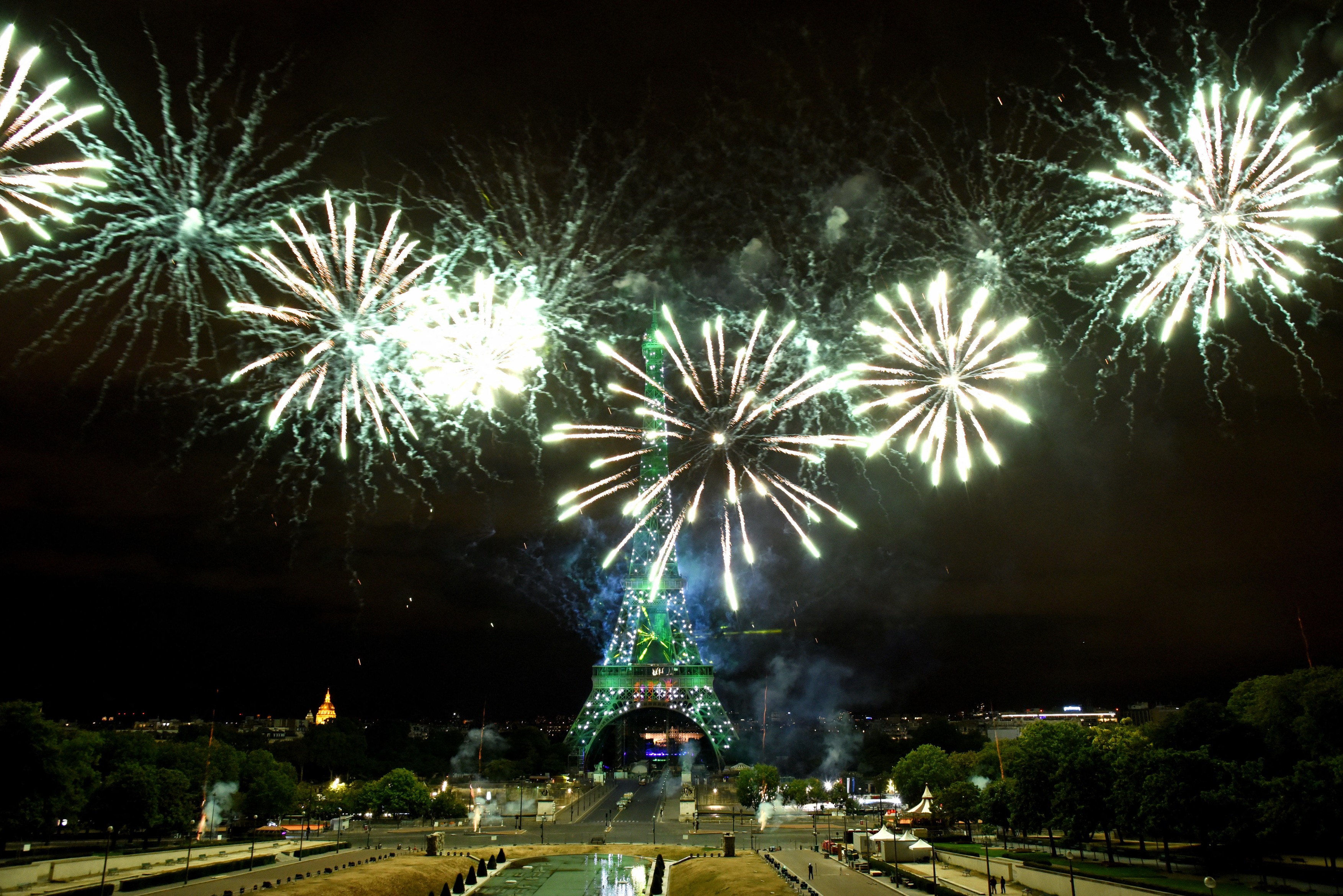 Focurile de artificii interzise de Franța de Ziua Națională au devenit disponibile pe "piața neagră"