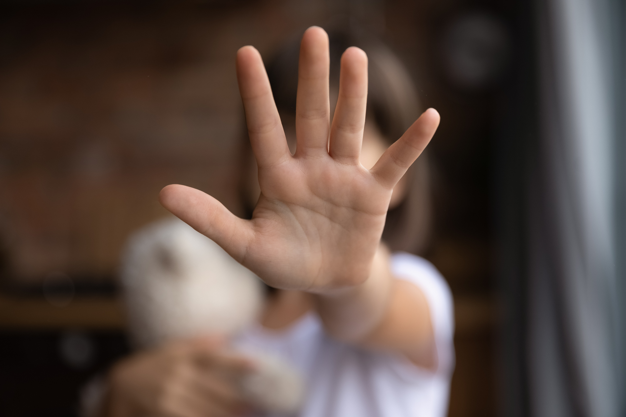 Bărbat de 77 de ani, reținut de polițiști pentru că și-a sărutat cu forța nepoata de 12 ani. Cum a încercat să o ademenească