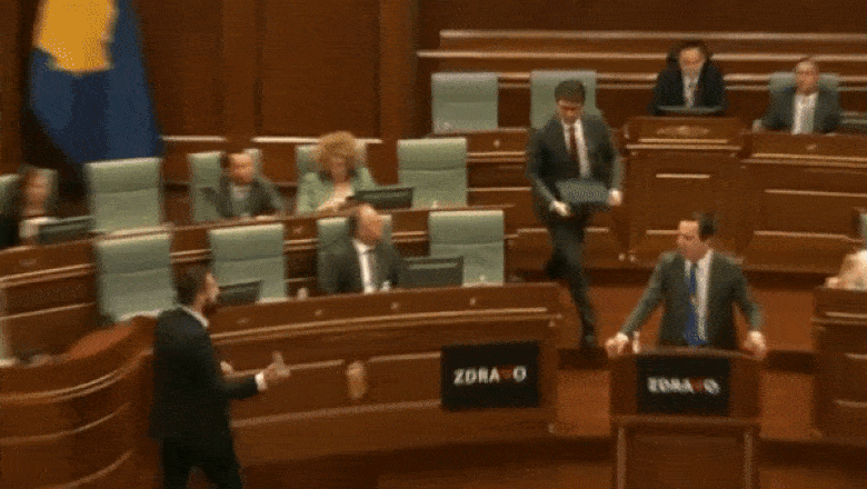 Bătaie generală în parlamentul din Kosovo, după ce un deputat a aruncat cu apă în premier
