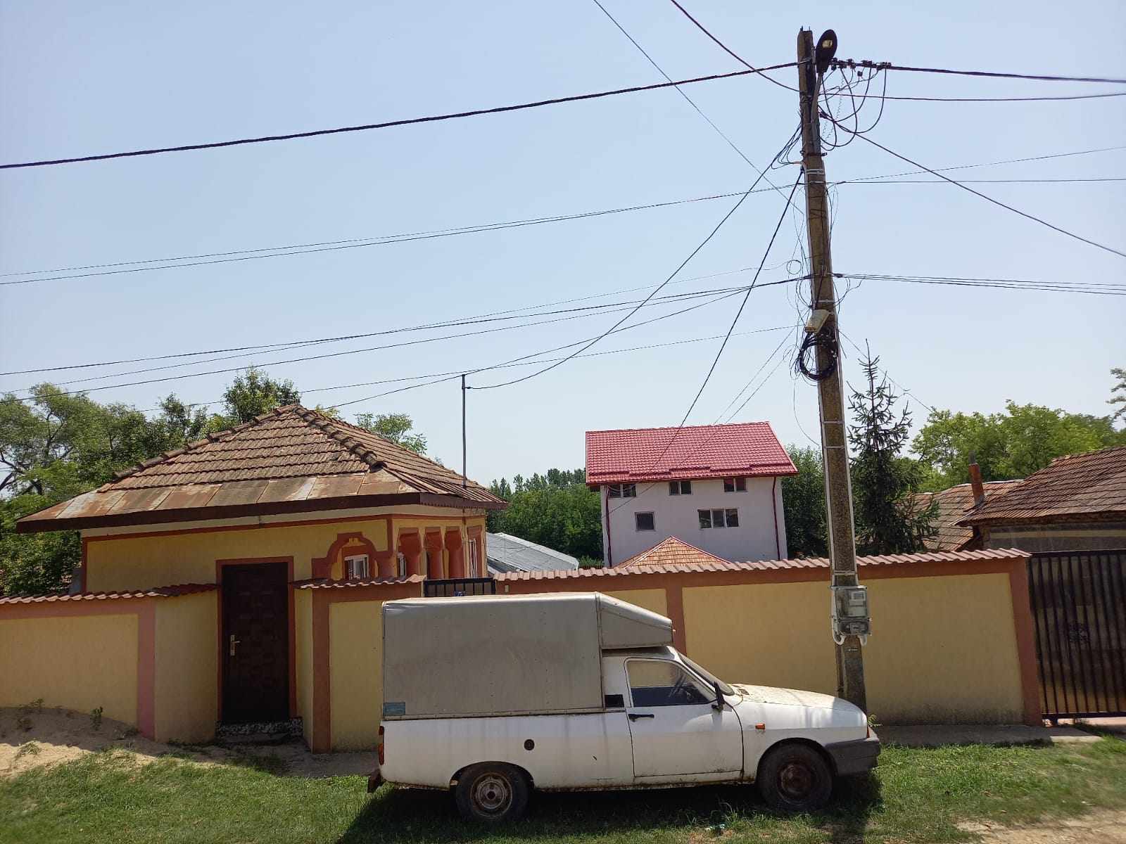 Azil ilegal cu 17 bătrâni, descoperit în Teleorman. Vecinii spun că auzeau strigăte disperate de foame