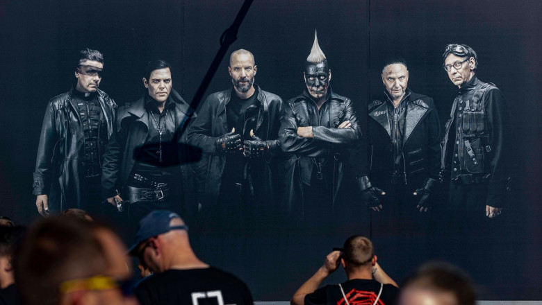 Band Plakat mit den sechs Musikern am Official Merchandise Stand beim Rammstein Konzert von Till Lindemann im Olympiapar