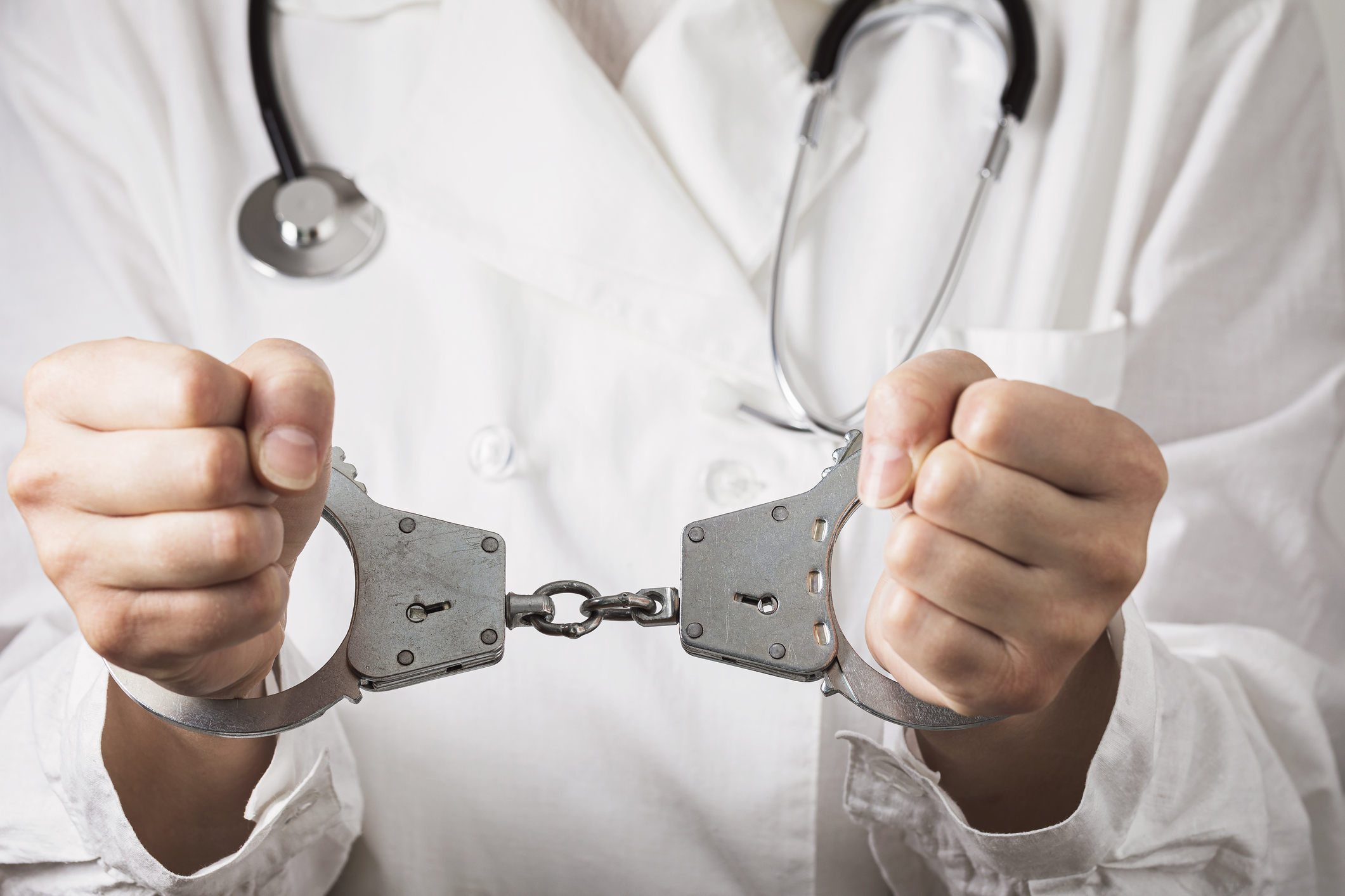 Fals medic cardiolog, arestat preventiv pentru înșelăciune. Le promitea pacienților tratamente minune în schimbul a mii de lei