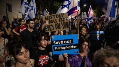 protestatari in israel cu steaguri