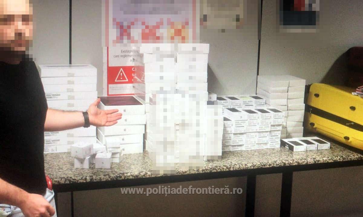 Un român care venea din SUA a încercat să ascundă în bagajul de cală 38 de tablete, 114 telefoane, 22 de ceasuri și 10 căști audio