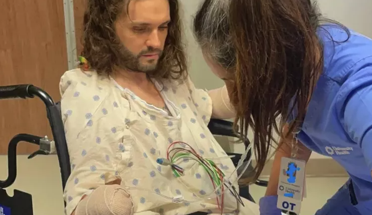 După o mușcătură de purice, unui bărbat i s-au amputat mâinile și părți din picioare