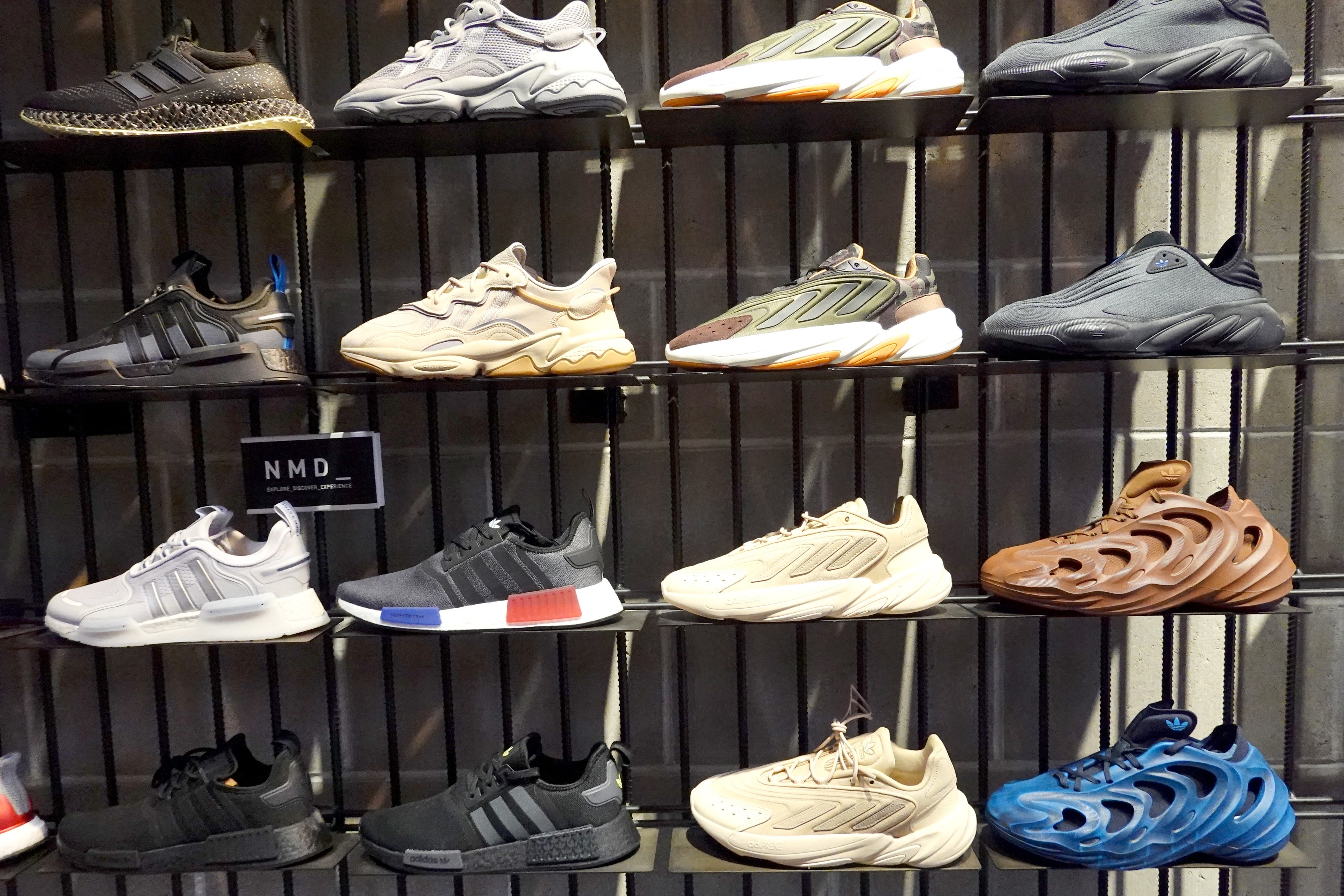 Compania Adidas a fost asaltată cu comenzi de pantofi Yeezy din inventarul rămas după încetarea colaborarii cu Ye