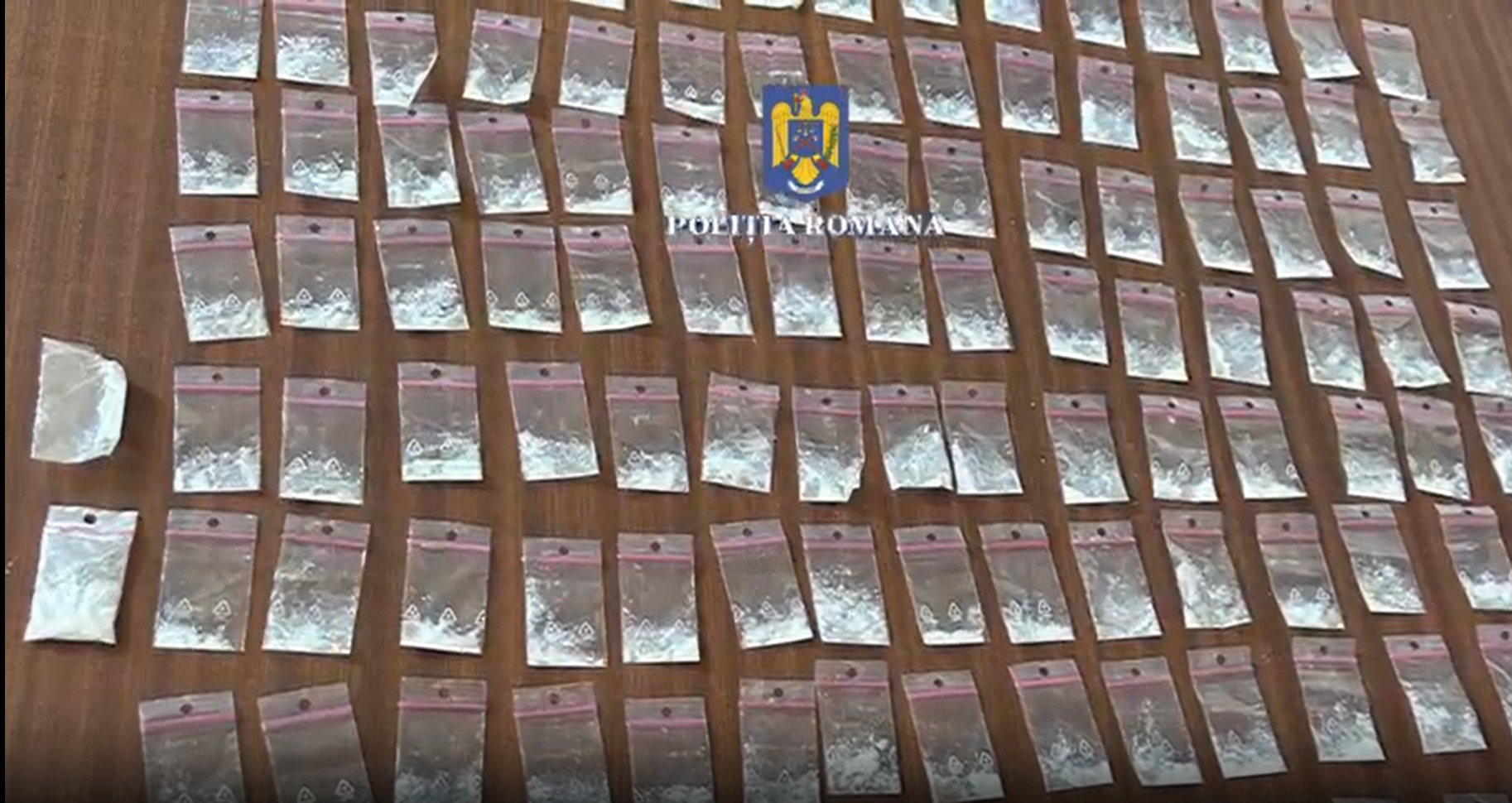 Razie într-o casă părăsită din București unde se vindeau droguri. Au fost prinși inclusiv minori