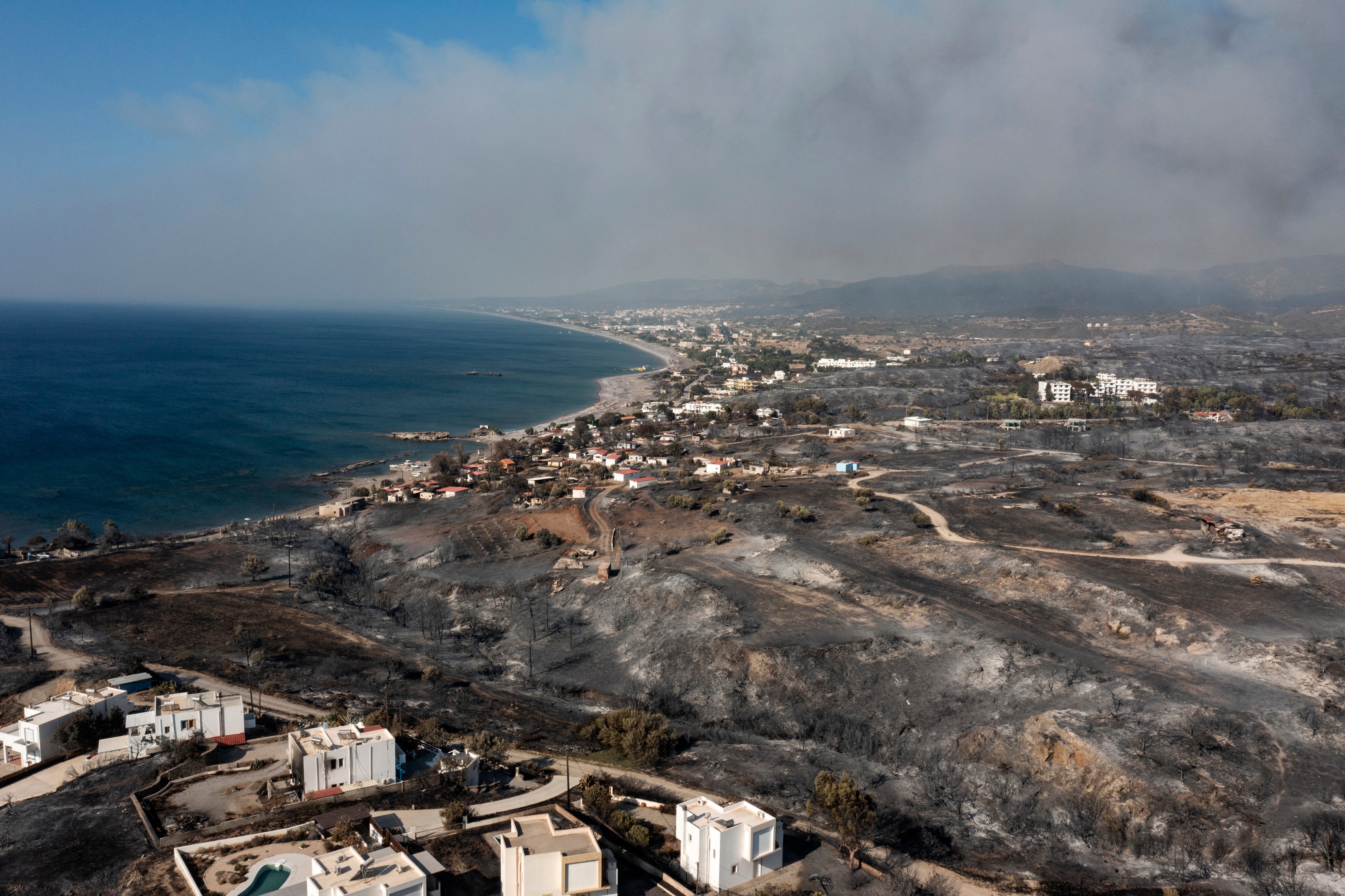 Cum arată acum Rodos, după incendiile care au devastat insula de aproape o săptămână. Imagini din dronă