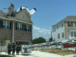un avion prabusit pe acoperisul unei case din texas