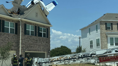 un avion prabusit pe acoperisul unei case din texas