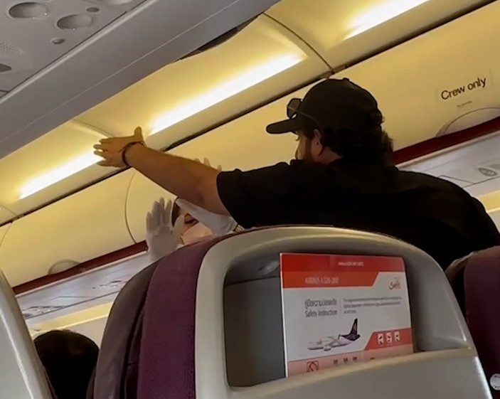 Un avion s-a întors din drum după ce un pasager a făcut o criză de nervi pentru că și-a uitat o geantă în aeroport