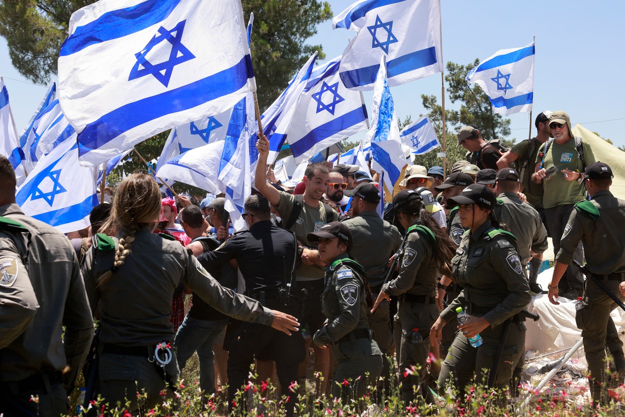 Israelul a adoptat prima lege din controversata reformă a justiției. Poliția a tras cu tunuri de apă în protestatari