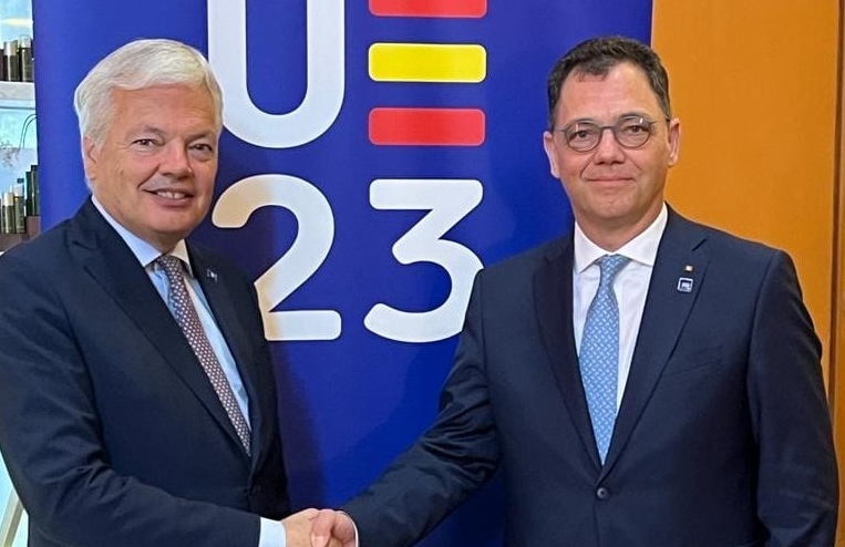 Ministrul Oprea, discuție cu comisarul european pentru protecţia consumatorilor despre zborurile întârziate sau anulate de Wizz Air