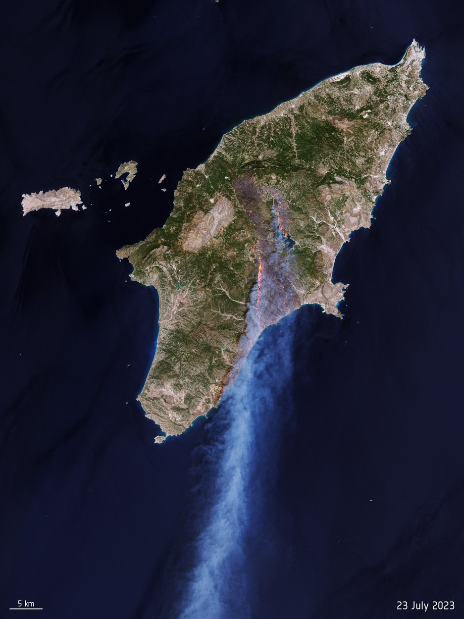 Incendiile din Rodos se văd din spațiu. Localnicii care și-au lăsat casele în calea flăcărilor strigă după ajutor