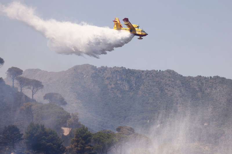 Italy, Monreale (Palermo - Sicily): The heat wave and drought are favoring numerous fires throughout. Fire on Mount Caputo. Many people evacuated in the Caputotello area. Helicopters and Canadairs at work